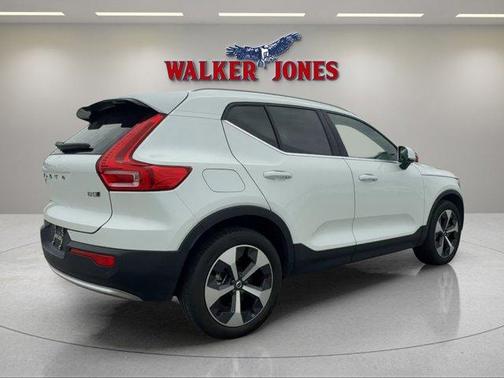 2023 Volvo XC40 B5 Plus Bright Theme