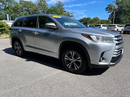 Photo 3 of 32 of 2017 Toyota Highlander LE