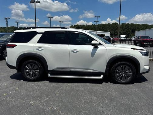 2024 Nissan Pathfinder SV