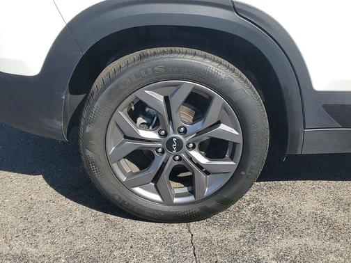 Clear White/Black Roof 2024 Kia Seltos S