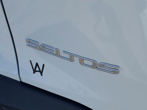 Clear White/Black Roof 2024 Kia Seltos S