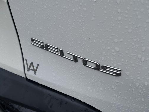 Snow White Pearl 2024 Kia Seltos SX Turbo