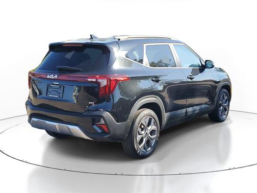 Fusion Black 2024 Kia Seltos S