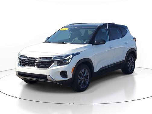 Clear White/Black Roof 2024 Kia Seltos S