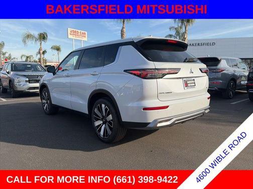 Diamond White 2026 Mitsubishi Outlander SE 2.5 2WD