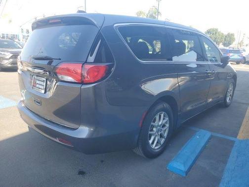 2022 Chrysler Voyager LX