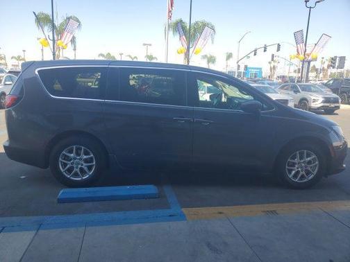 2022 Chrysler Voyager LX