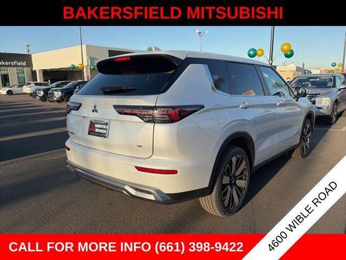 Diamond White 2026 Mitsubishi Outlander SE