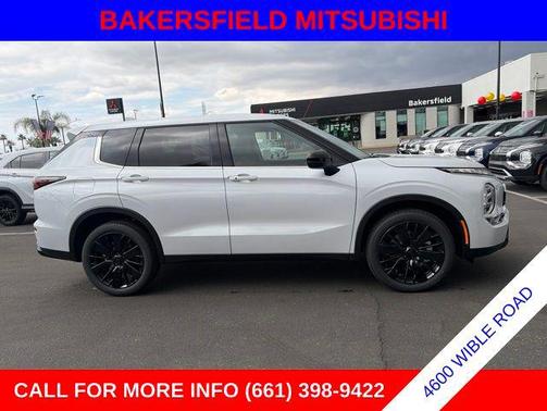 Diamond White 2026 Mitsubishi Outlander LE 2.5 2WD