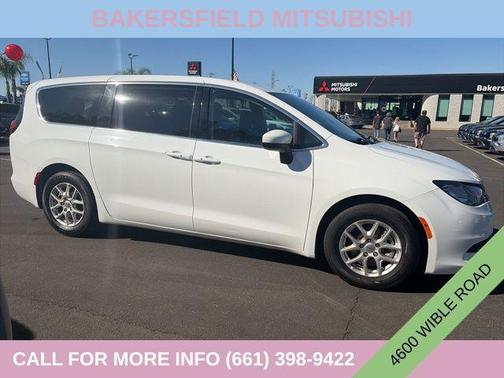 Bright White Clearcoat 2023 Chrysler Voyager LX