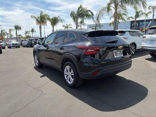 Mosaic Black Metallic 2025 Chevrolet Trax LS