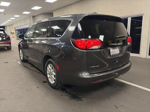 Granite Crystal Metallic Clearcoat 2022 Chrysler Voyager LX