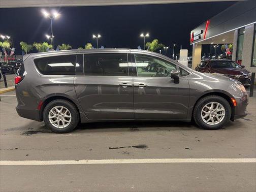 Granite Crystal Metallic Clearcoat 2022 Chrysler Voyager LX