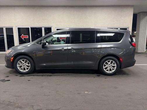 Granite Crystal Metallic Clearcoat 2022 Chrysler Voyager LX
