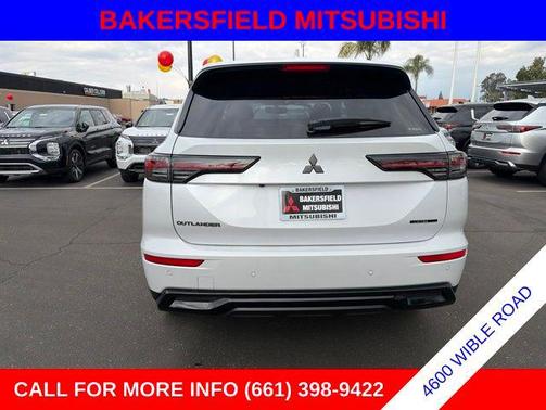 Diamond White 2026 Mitsubishi Outlander LE 2.5 S-AWC