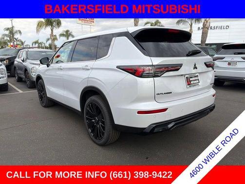 Diamond White 2026 Mitsubishi Outlander LE 2.5 S-AWC