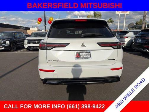 Diamond White 2026 Mitsubishi Outlander LE 2.5 2WD