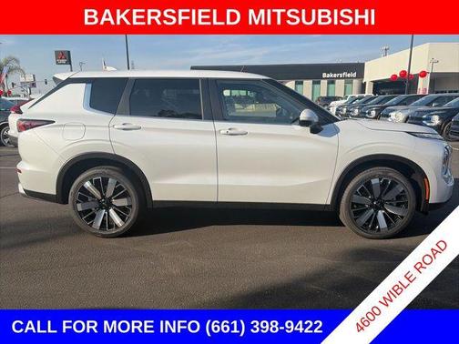 Diamond White 2026 Mitsubishi Outlander SE