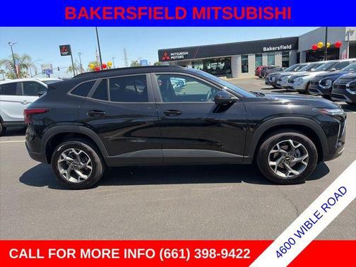 Mosaic Black Metallic 2025 Chevrolet Trax LT