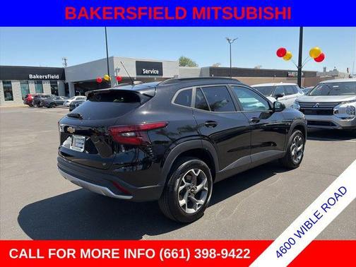 Mosaic Black Metallic 2025 Chevrolet Trax LT