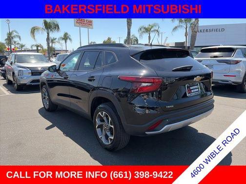 Mosaic Black Metallic 2025 Chevrolet Trax LT