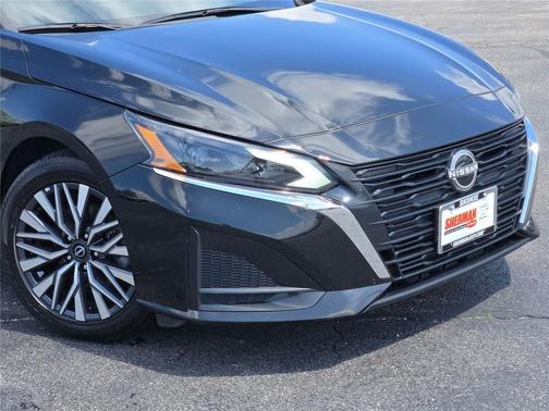 Super Black 2025 Nissan Altima SV FWD
