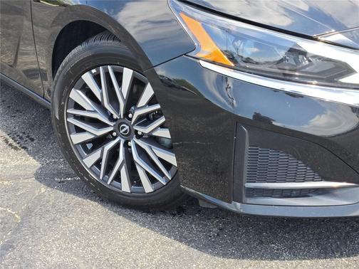 Super Black 2025 Nissan Altima SV FWD