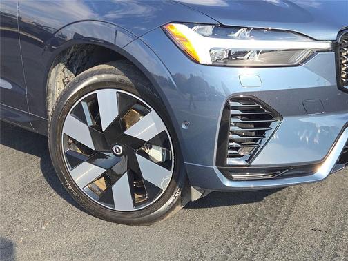 2024 Volvo XC60 Recharge Plug-In Hybrid T8 Ultimate Dark Theme