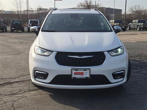 Bright White Clearcoat 2023 Chrysler Pacifica Limited