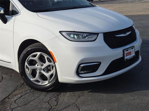 Bright White Clearcoat 2023 Chrysler Pacifica Limited