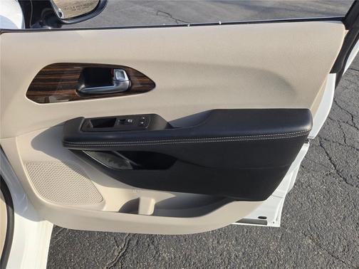 Bright White Clearcoat 2023 Chrysler Pacifica Limited