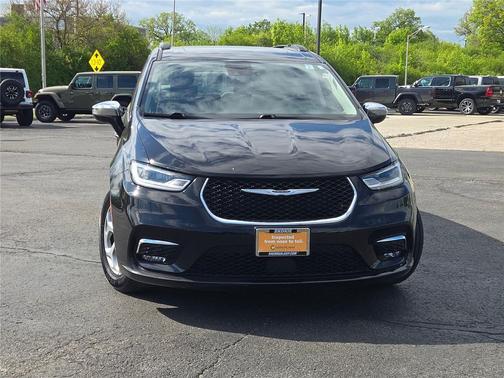 Brilliant Black Crystal Pearlcoat 2023 Chrysler Pacifica Limited