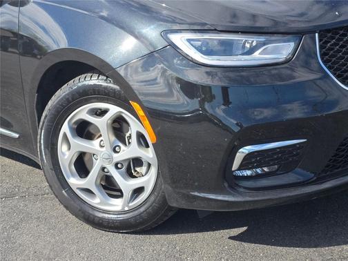 Brilliant Black Crystal Pearlcoat 2023 Chrysler Pacifica Limited