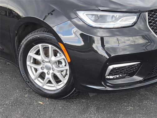 Brilliant Black Crystal Pearlcoat 2024 Chrysler Pacifica Touring L