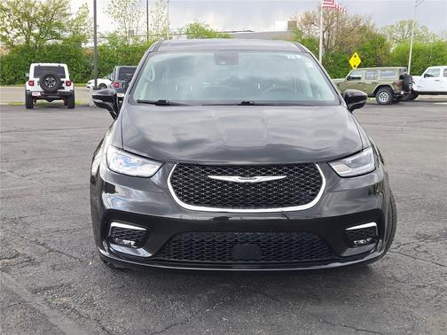 Brilliant Black Crystal Pearlcoat 2024 Chrysler Pacifica Touring L