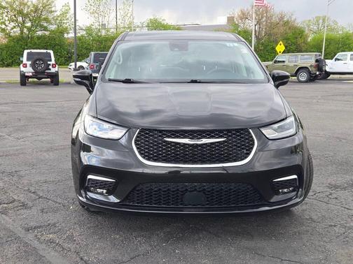 Brilliant Black Crystal Pearlcoat 2024 Chrysler Pacifica Touring L