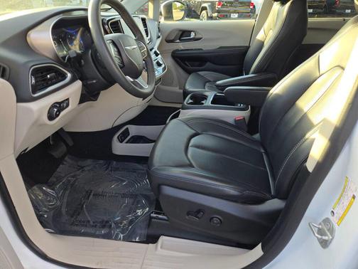 Bright White Clearcoat 2023 Chrysler Pacifica Touring L