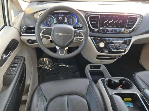 Bright White Clearcoat 2023 Chrysler Pacifica Touring L