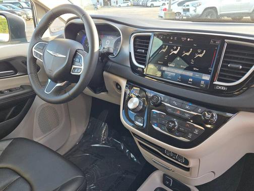 Bright White Clearcoat 2023 Chrysler Pacifica Touring L