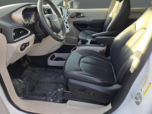 Bright White Clearcoat 2023 Chrysler Pacifica Touring L