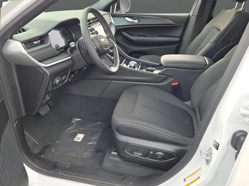 Bright White Clearcoat 2027 Jeep Grand Cherokee Laredo