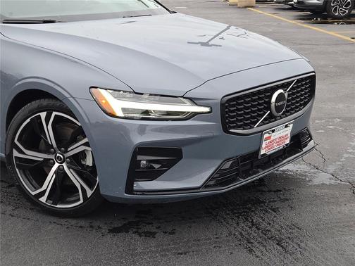 2024 Volvo S60 B5 Core Dark Theme