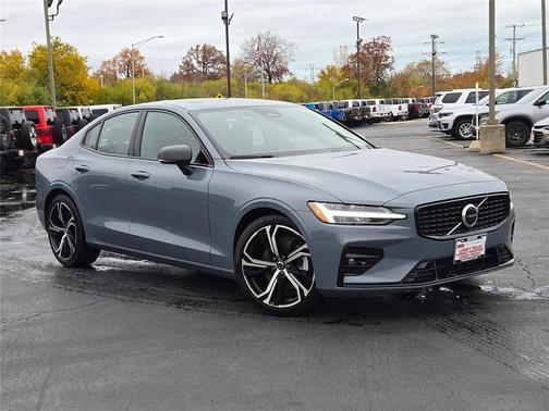 2024 Volvo S60 B5 Core Dark Theme