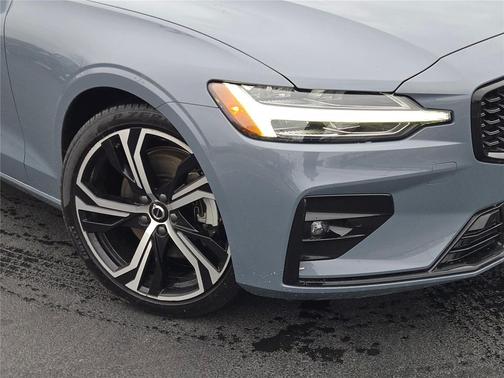 2024 Volvo S60 B5 Core Dark Theme