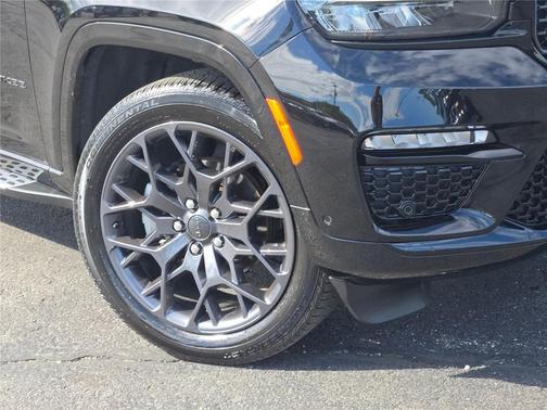 Diamond Black Crystal Pearlcoat 2025 Jeep Grand Cherokee Summit