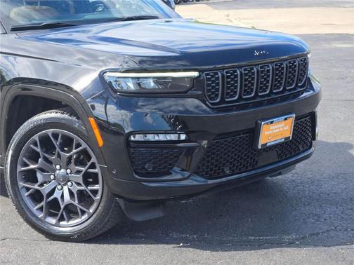 Diamond Black Crystal Pearlcoat 2025 Jeep Grand Cherokee Summit