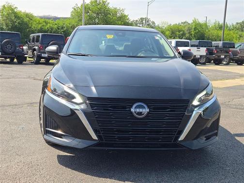 Super Black 2025 Nissan Altima SV FWD