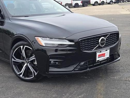2024 Volvo S60 B5 Core Dark Theme