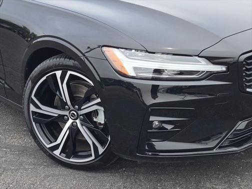 2024 Volvo S60 B5 Core Dark Theme