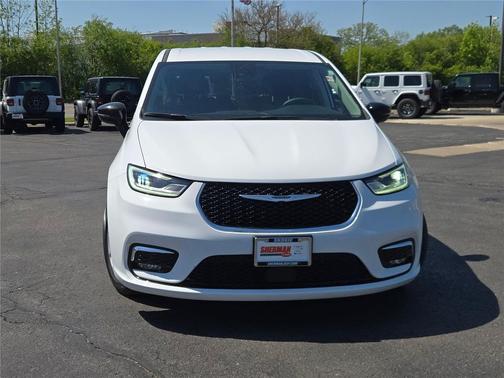 Bright White Clearcoat 2024 Chrysler Pacifica Touring L